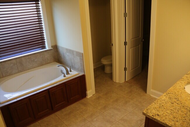 Building Photo - Executive Rental in Cypress Point S/D