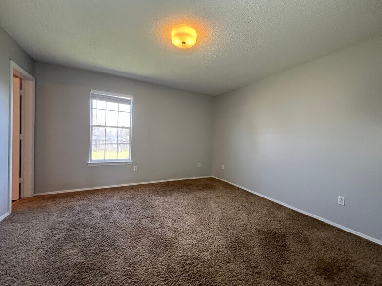 Building Photo - 14101 Cherry Hill Dr