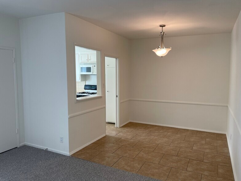 Building Photo - 1122 S Clark Dr