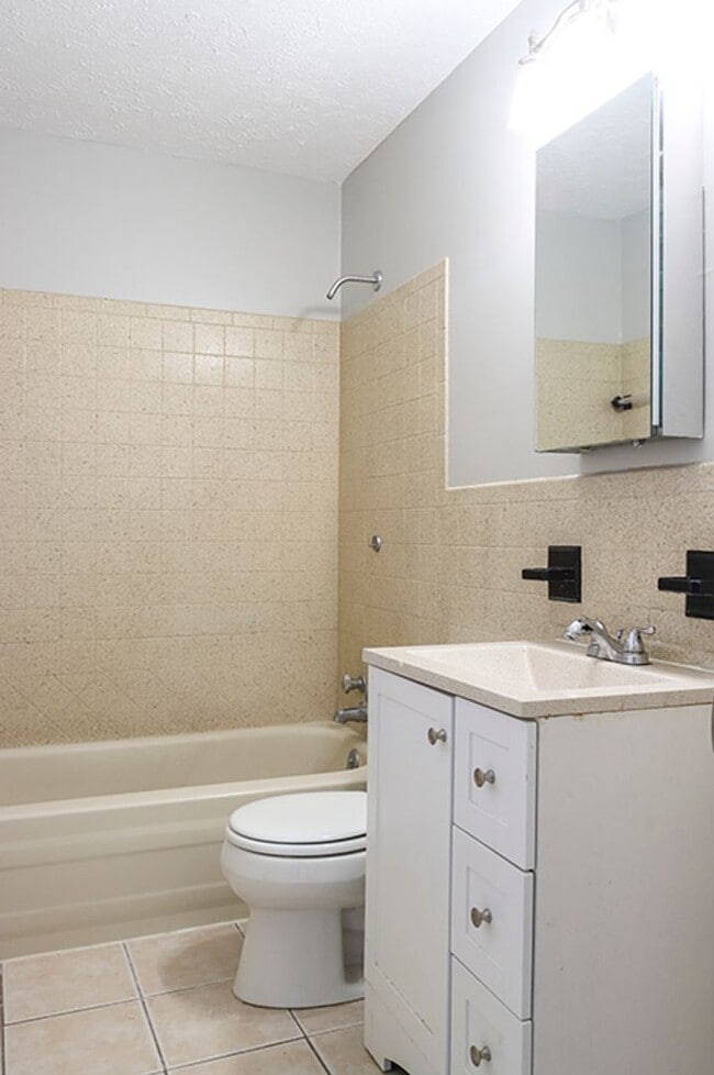 Building Photo - 3 bedroom, 2 bath Ranch with a partially finished basement