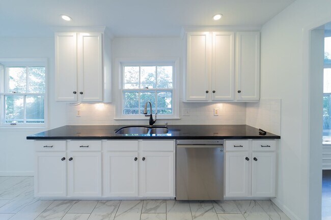 Building Photo - Newly Remodel Home in West Hills!