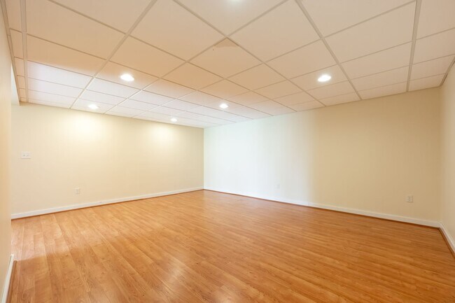 Building Photo - Spacious Ranch Close to Campus