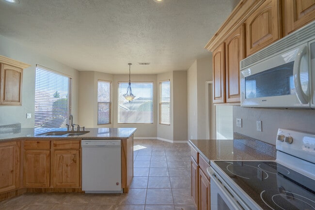 Building Photo - Beautiful St. George Home - Community Pool...