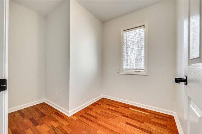 Building Photo - River Hills: 3 BR with 2 Full & 2 Half Baths