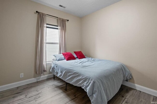 Building Photo - 3BR + Den + Biggest Fenced Yard in Neighborhood