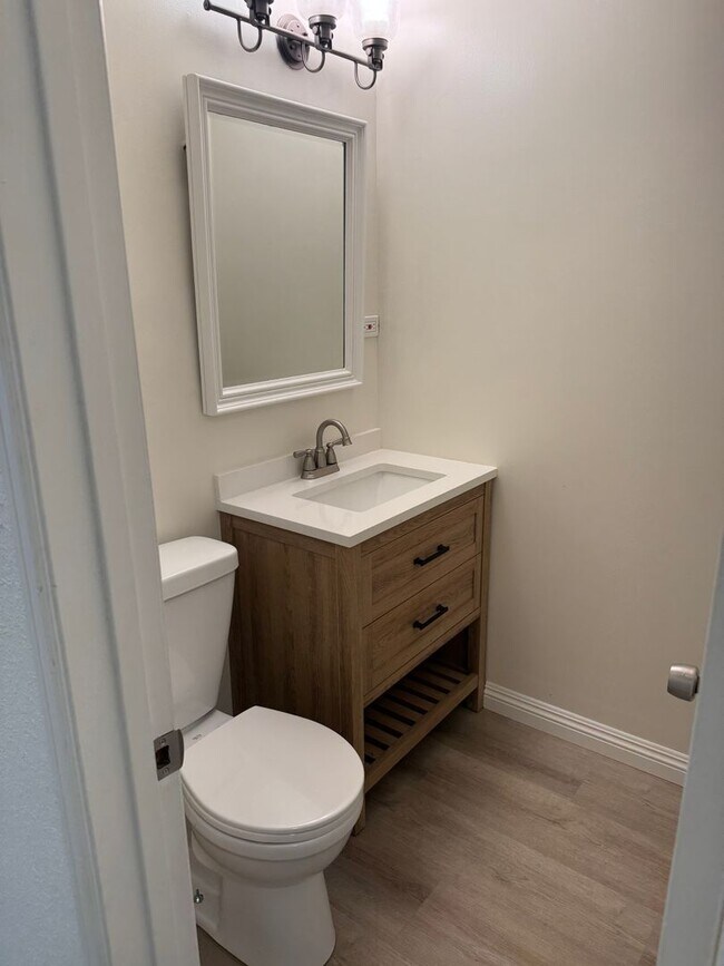 Building Photo - 5 Bedroom, 3.5 Bath, Beautiful 1,856 SQ FT...