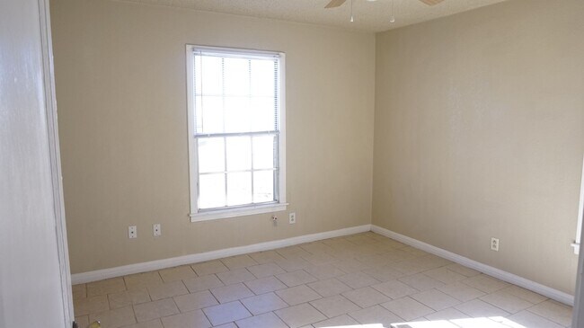 Building Photo - 912-912 Williamson Dr