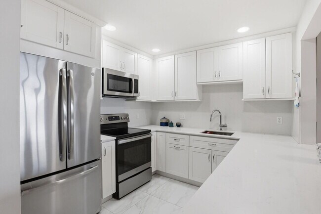 Building Photo - 1516 S Lakeside Dr