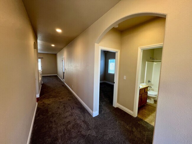 Building Photo - 5807 Zinfandel St