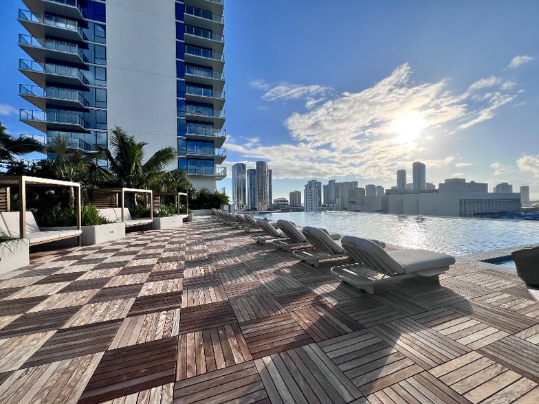 Primary Photo - 1515 Liona St