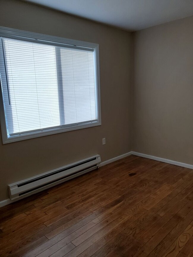 Building Photo - Charming 3 bedroom 1 bath Sheridan Park/Ma...