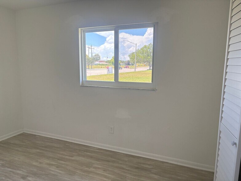 Building Photo - 919 Cape Coral Pkwy W