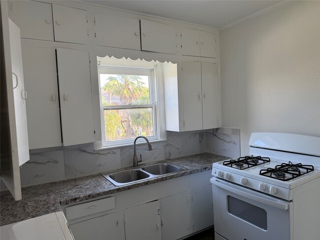 Building Photo - 2303 Victory Ave