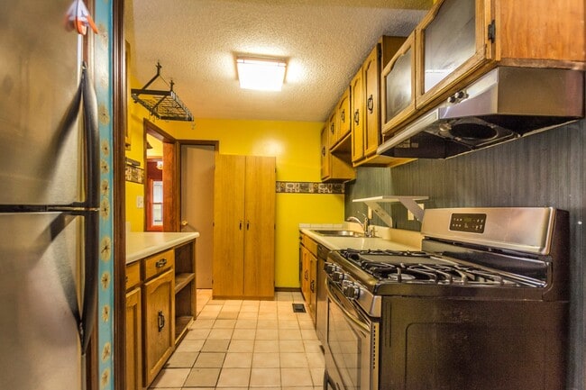 Building Photo - Spacious 3 bedroom with fenced in yard!