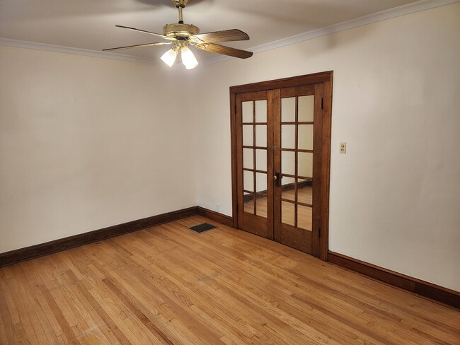 Building Photo - 2336 W Waveland Ave