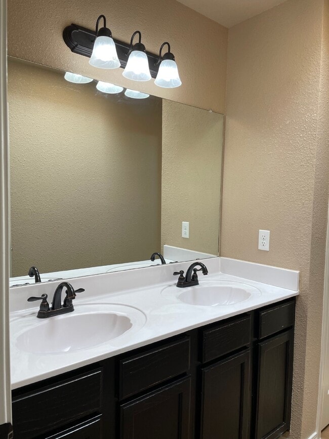 Building Photo - 12960 Cozy Cove Ave