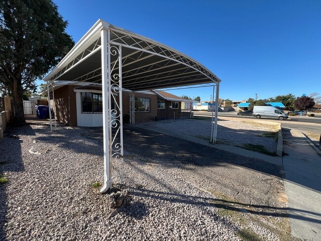 Building Photo - 4 Bedroom Home Available Near Comanche Rd ...
