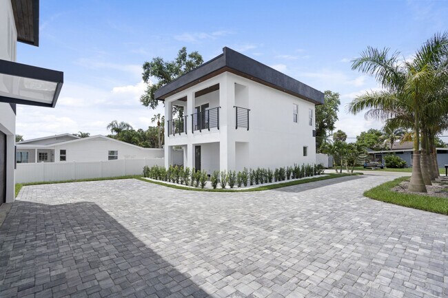 Building Photo - 5/3 Luxury Custom Home plus Boat dock, Pool and Stunning Views!!