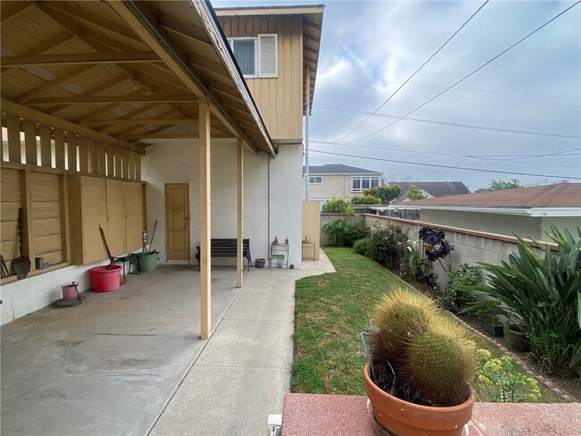 Building Photo - 4968 W 59th St