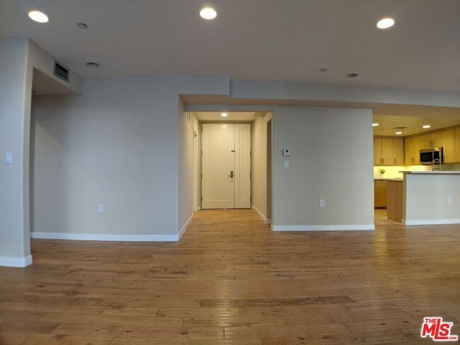 Building Photo - 5143 White Oak Ave