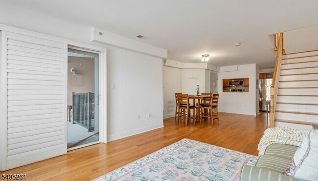 Building Photo - 112 N Broadway