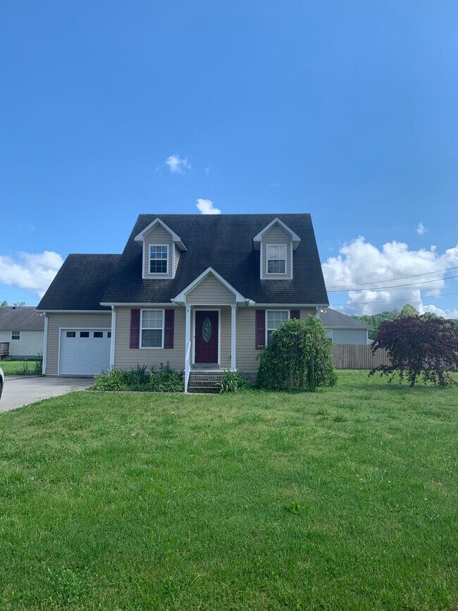 Building Photo - COMING SOON...3 Bedroom in GREAT LOCATION in the Center of Town!