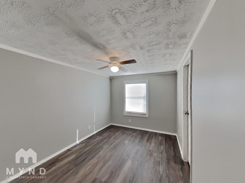 Building Photo - 12 The Briars