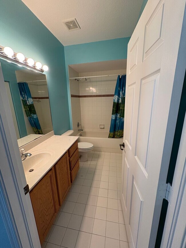 Building Photo - 3/2/1 Townhome in River Glen!  More Pics C...
