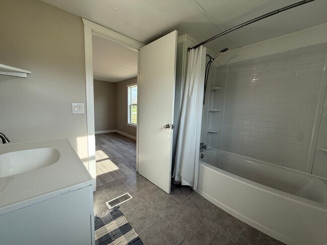 Building Photo - 3 Bedroom 2 Bathroom Mobile Home Located in Mosheim, TN