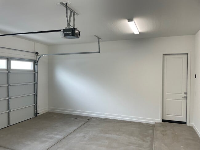 Building Photo - 901 S Smith Rd