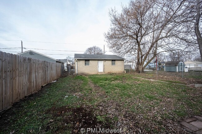 Building Photo - Charming 2-Bedroom Duplex in Indianapolis ...