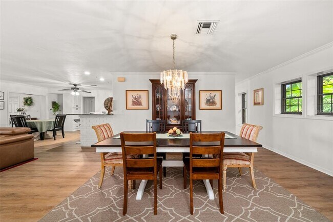 Building Photo - 2551 Lakeview Dr