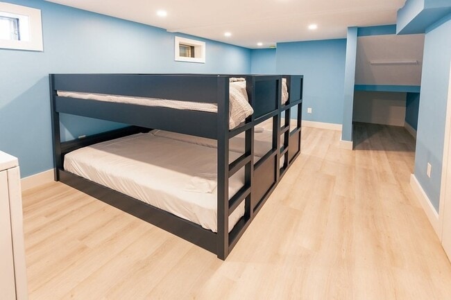 Building Photo - 18 Beach St