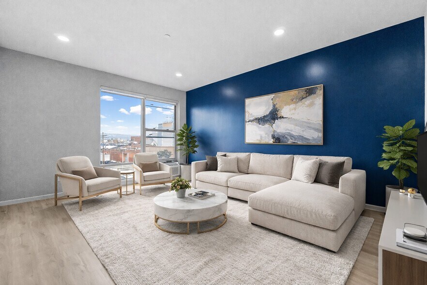 Building Photo - 208 W 7th St