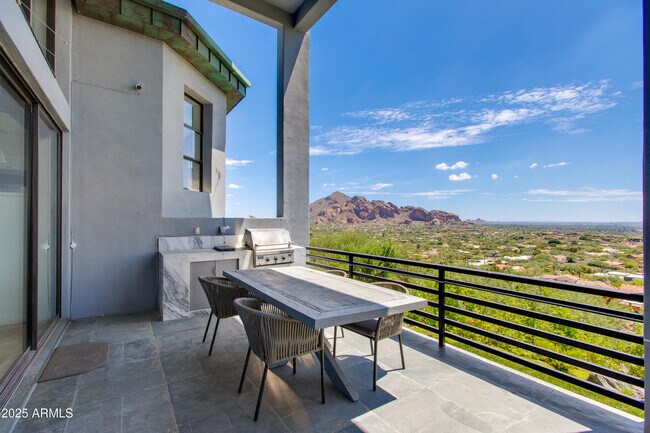 Building Photo - 4228 E Highlands Dr