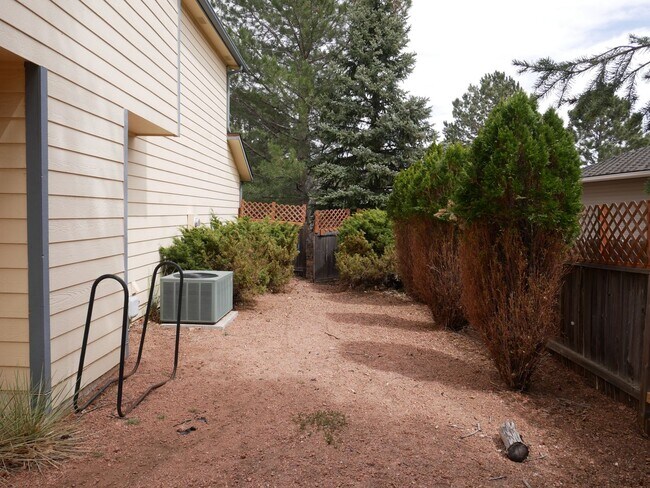 Building Photo - Mountain Shadows 3 Bedroom home with AC