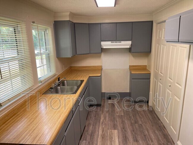 Building Photo - 324 Trevathan St