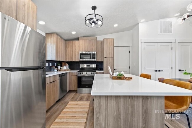 Building Photo - 384 London St