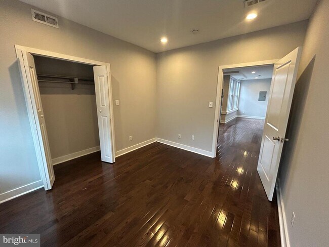 Building Photo - 723 Sansom St