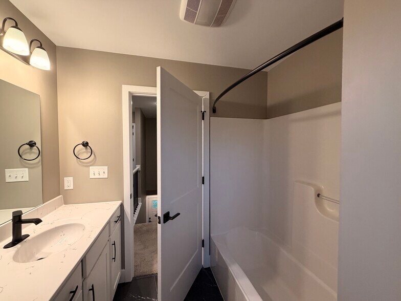 Building Photo - 746 Golden Spring Dr