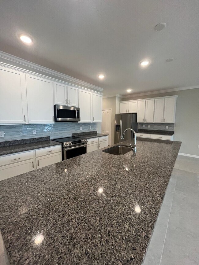 Building Photo - Like-New Lakefront Home in Sawmill Creek