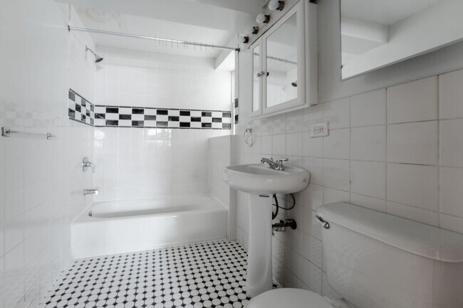 Building Photo - Lincoln Square / Ravenswood - 2 Bed / 1 Ba...
