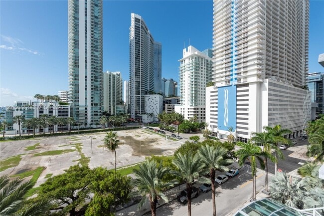 Building Photo - 1155 Brickell Bay Dr