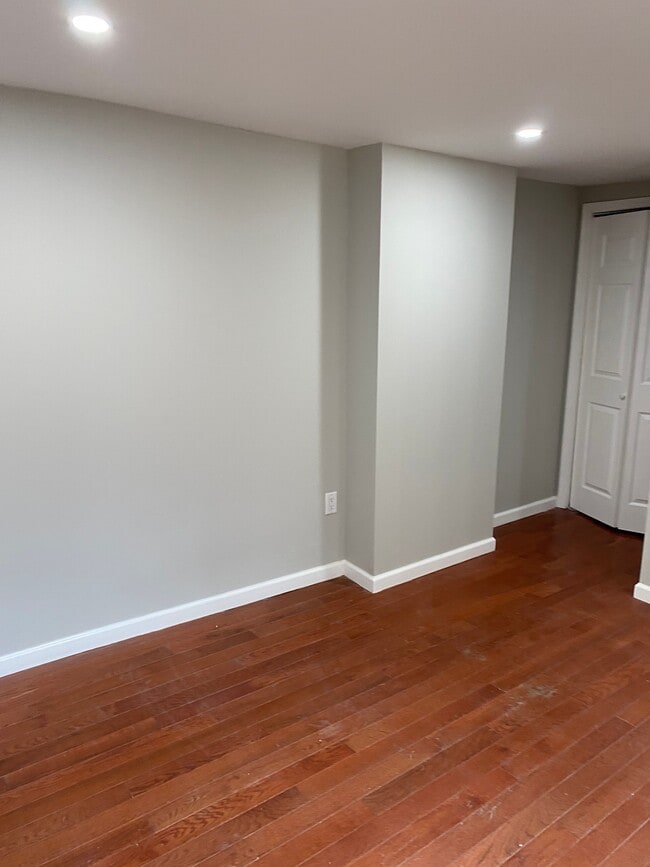 Building Photo - 427 W Girard Ave