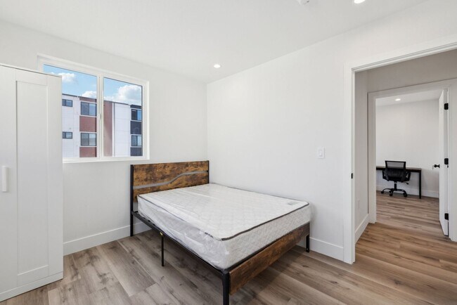 Building Photo - 1314 W 35th Pl