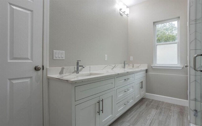 Building Photo - 2718 Leslie Ln