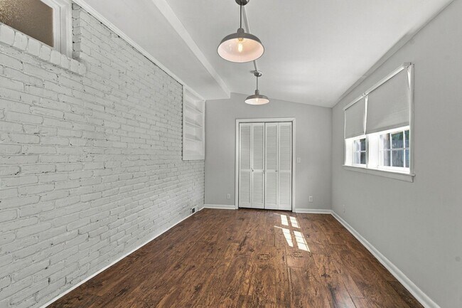 Building Photo - 634 James Ave