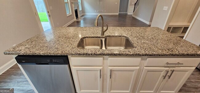 Building Photo - 352 Newshaw Dr