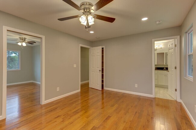 Building Photo - 5 bed 3 bath - Gorgeous Large Family Home ...