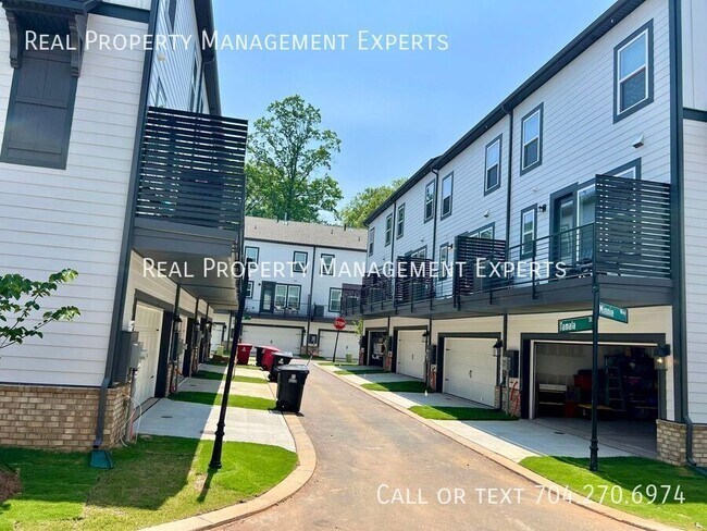 Building Photo - 211 Tamala St
